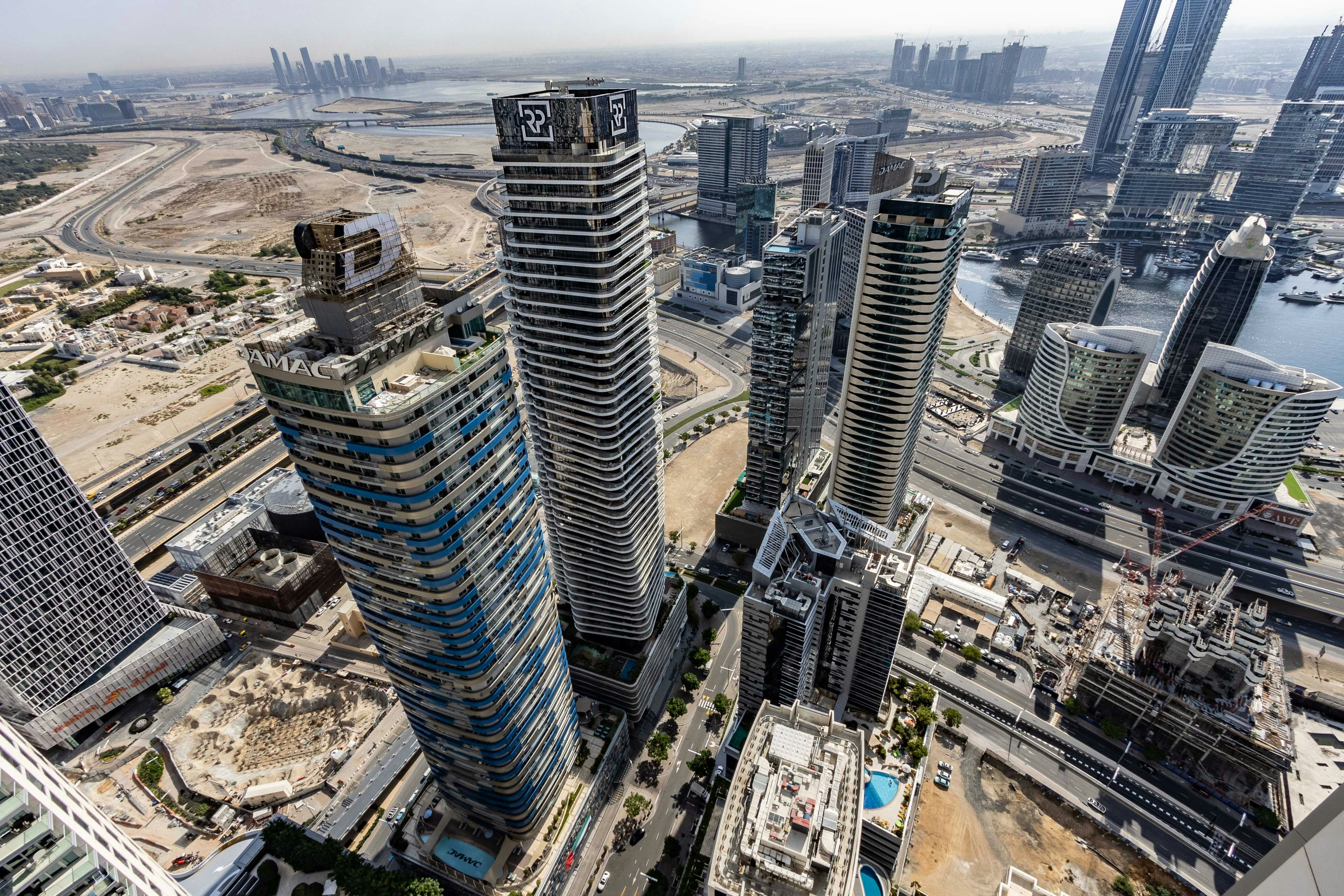 Famille heureuse dans un parc à Dubaï