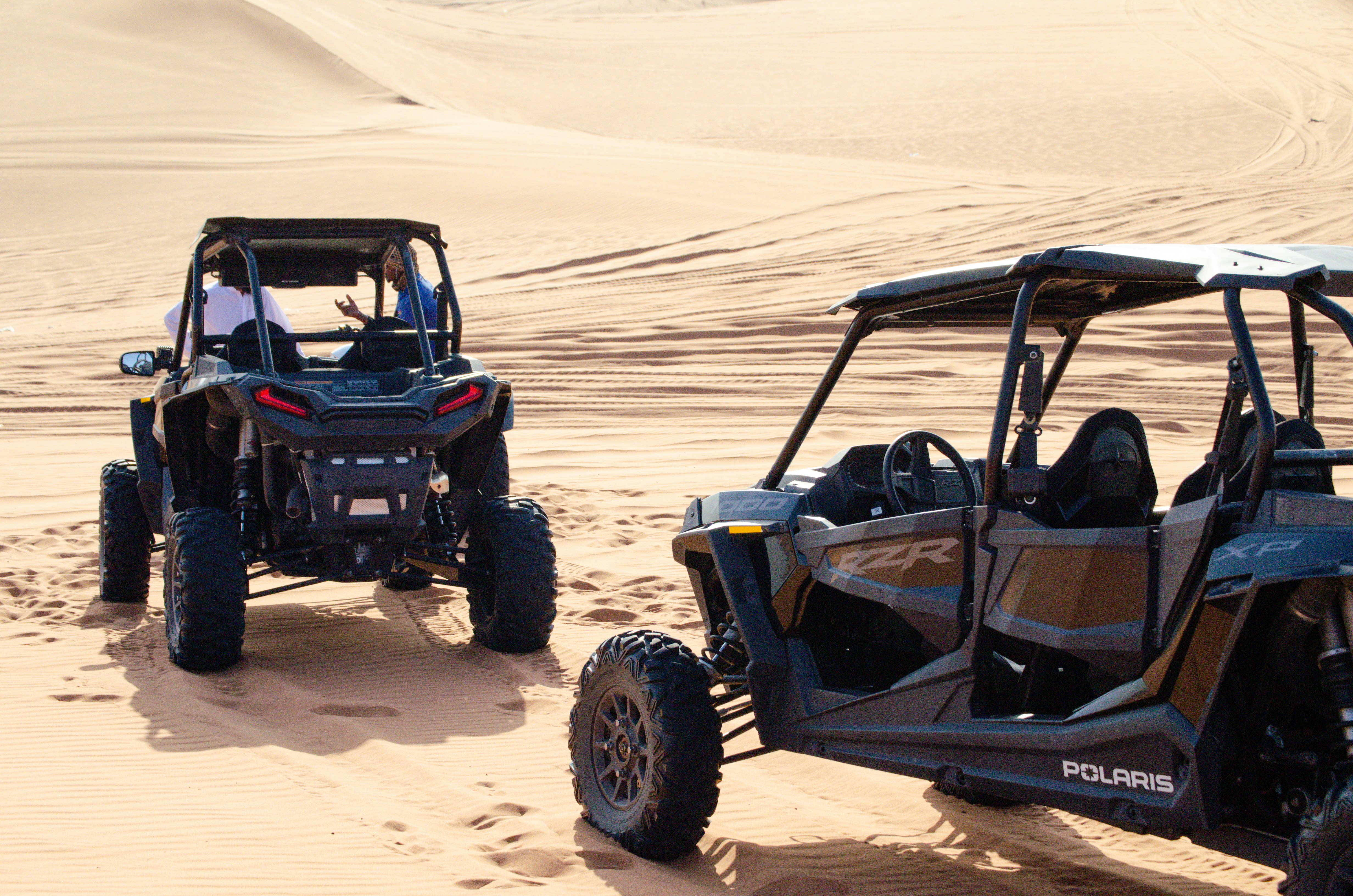 Buggy dans les dunes rouges de Dubaï
