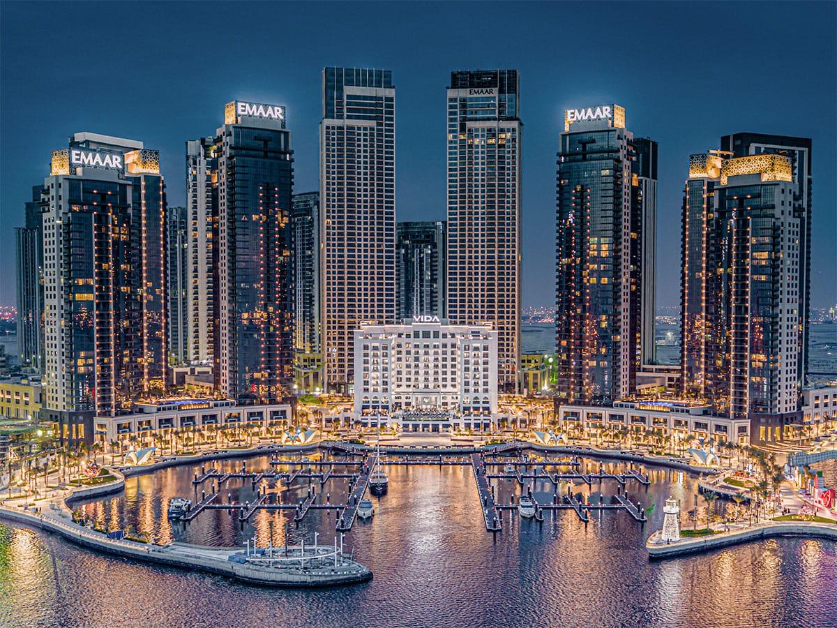 Emaar Creek Harbour tours illuminées la nuit avec marina